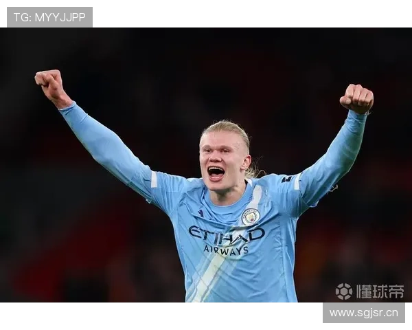 哈兰德与索博在球员通道亲切交流